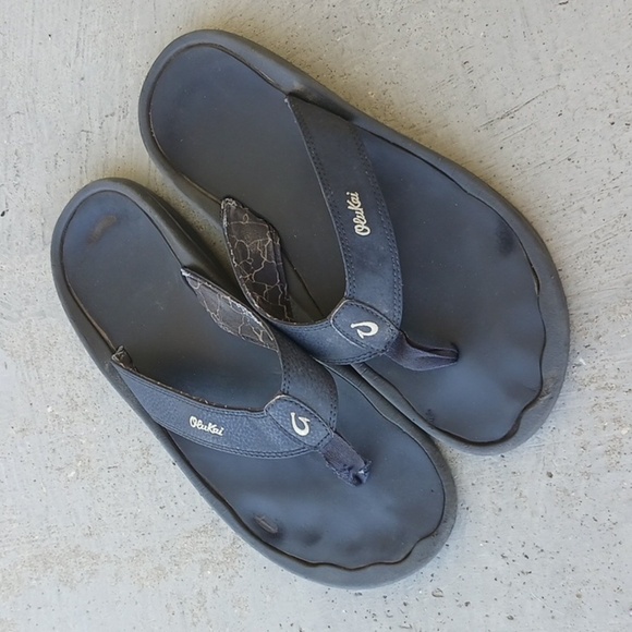 OluKai Black Sandals Sleek Modern Design - Picture 2 of 5